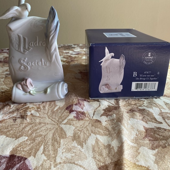 RETIRED 1999 ‘ART BRINGS US TOGETHER LLADRO’ PORCELAIN FIGURINE-Item#01007677 - Picture 1 of 6